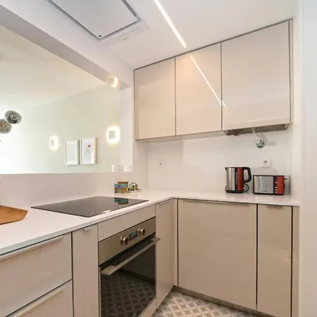 Daire Av. Da Liberdade Comfortable With Balcony *
