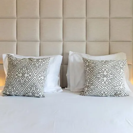 Daire Av. Da Liberdade Comfortable With Balcony Lisboa
