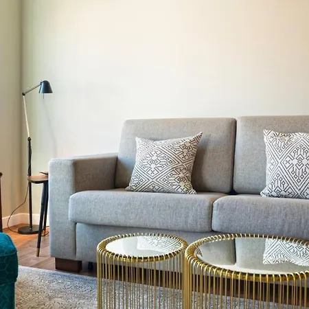 Av. Da Liberdade Comfortable With Balcony דירה *